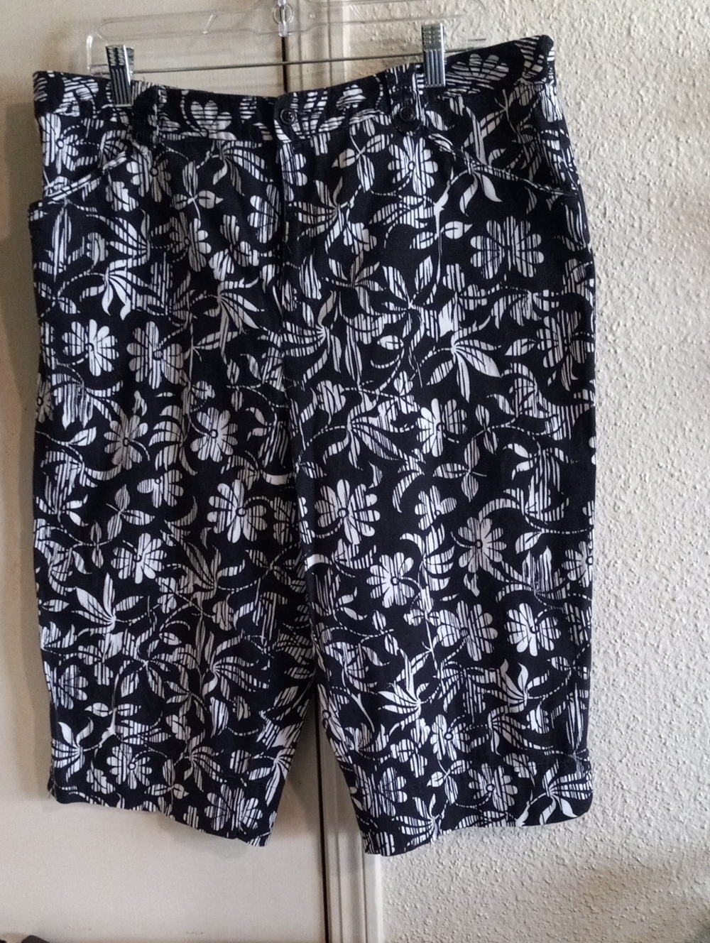 White Stag              Black and White Floral Capris  size 16